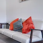 Chaucer Avenue 6 Bedroom & 3 Bathroom With Parking