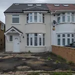 Chaucer Avenue 6 Bedroom & 3 Bathroom With Parking
