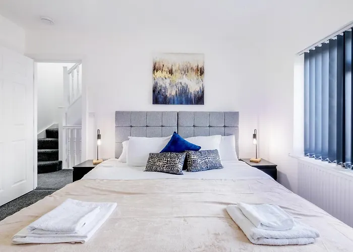 Chaucer Avenue 6 Bedroom & 3 Bathroom With Parking