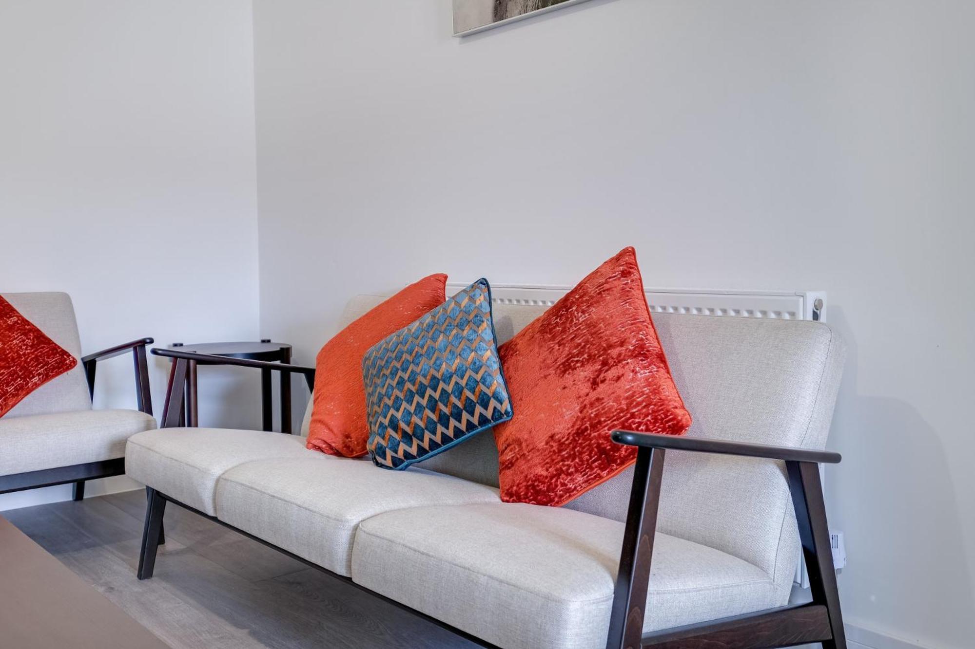 Chaucer Avenue 6 Bedroom & 3 Bathroom With Parking * Hounslow