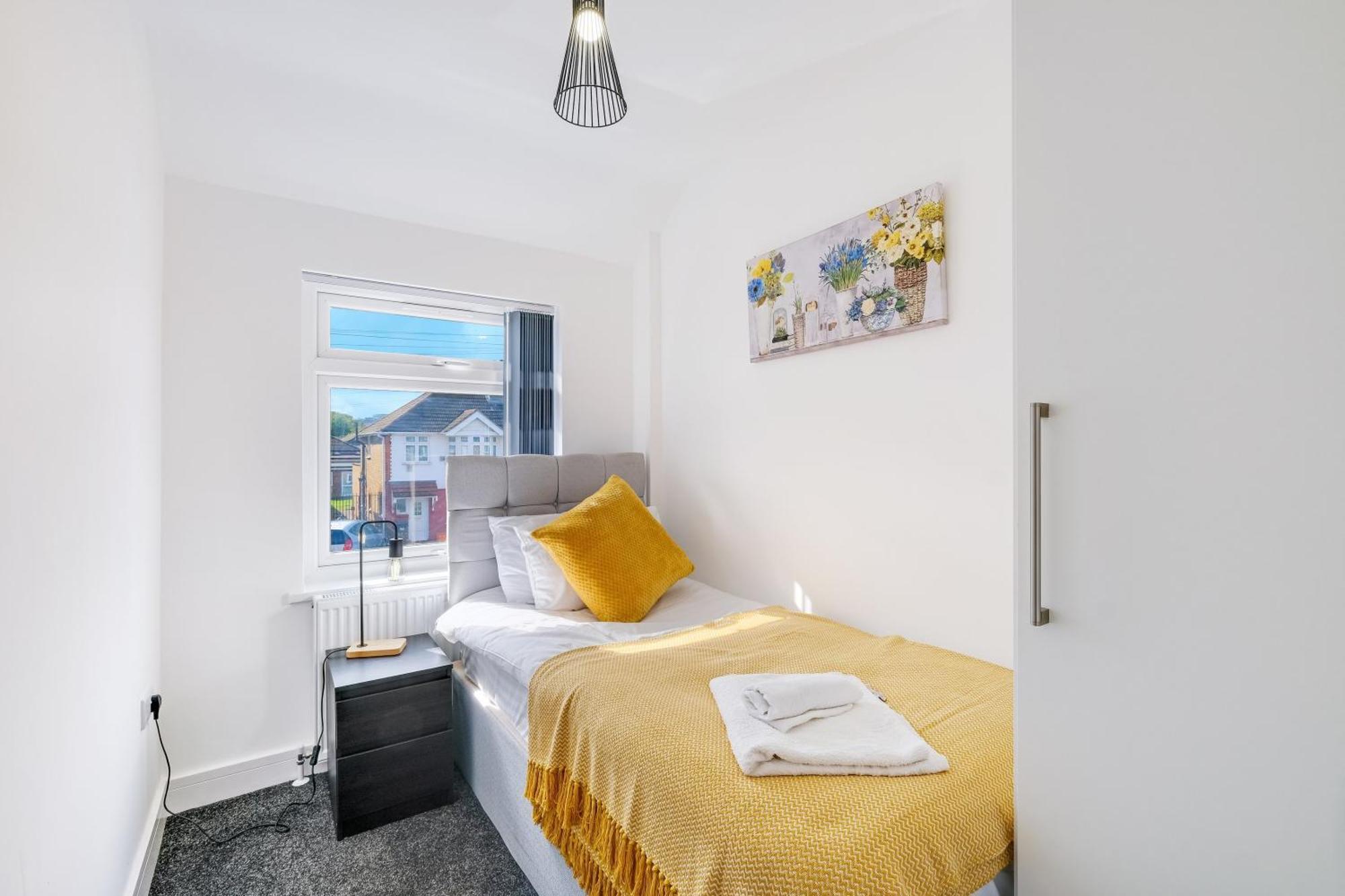 Chaucer Avenue 6 Bedroom & 3 Bathroom With Parking * Hounslow