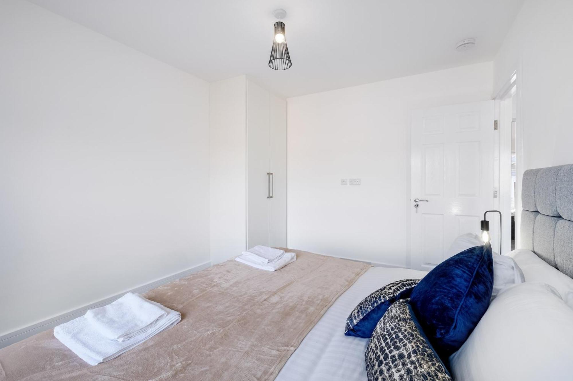 Chaucer Avenue 6 Bedroom & 3 Bathroom With Parking Holiday home *