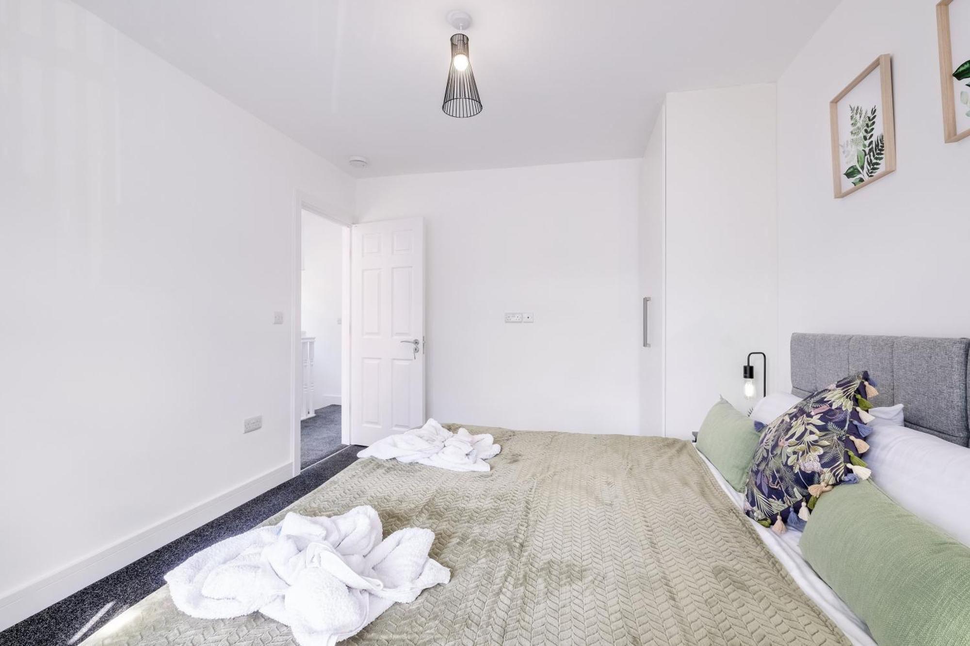 Holiday home Chaucer Avenue 6 Bedroom & 3 Bathroom With Parking *