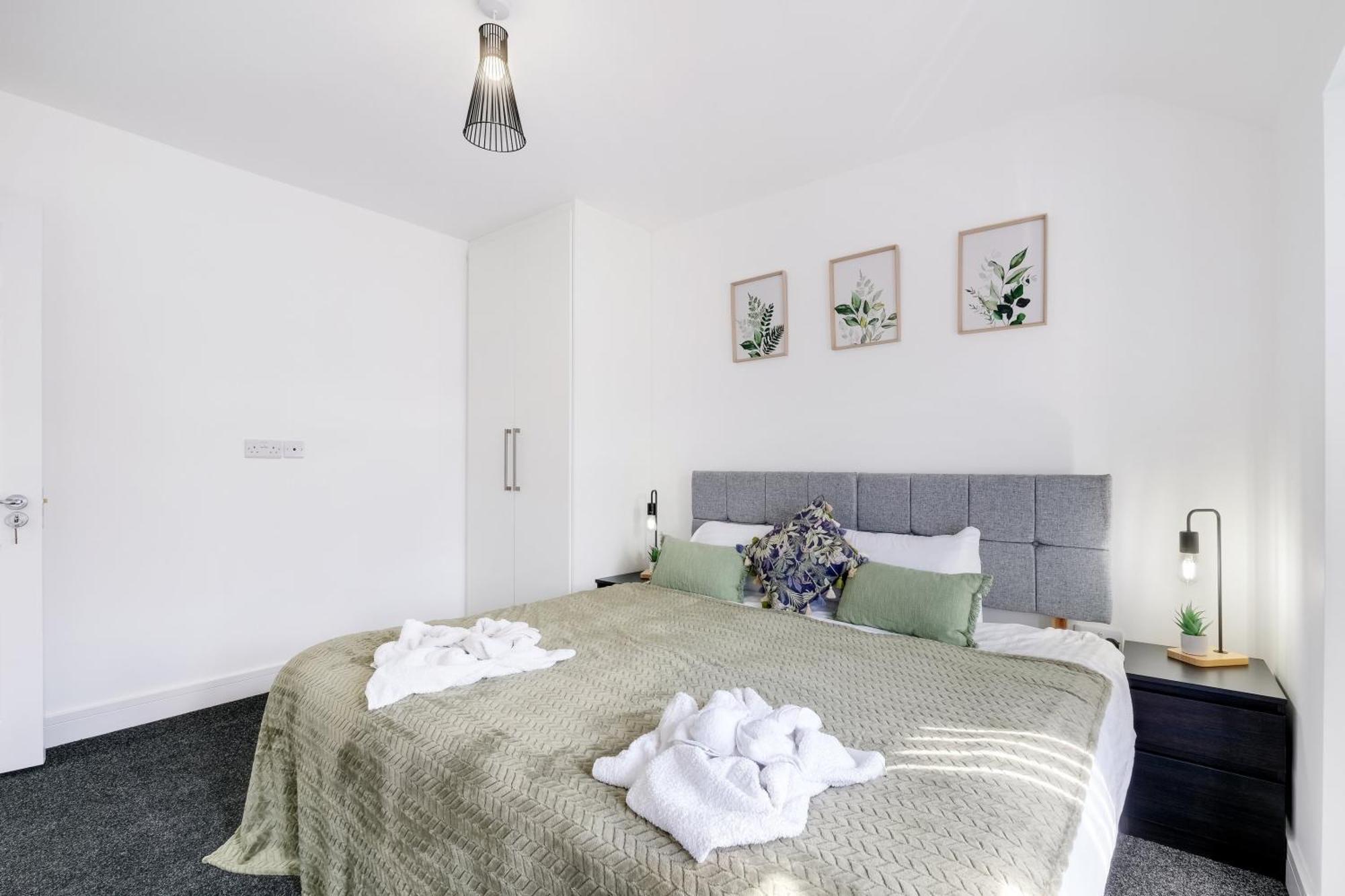 Chaucer Avenue 6 Bedroom & 3 Bathroom With Parking Holiday home Hounslow