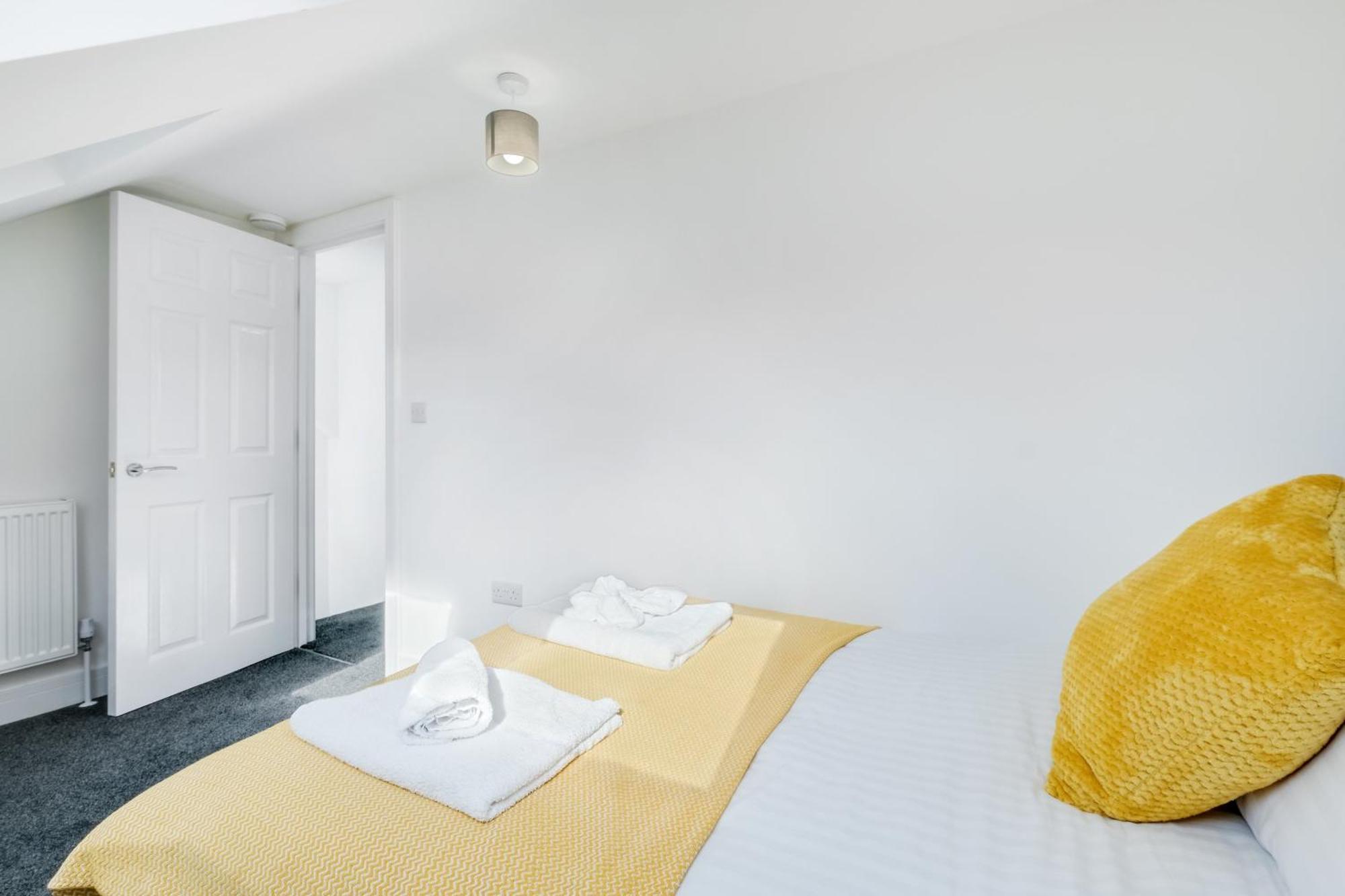 Chaucer Avenue 6 Bedroom & 3 Bathroom With Parking Hounslow