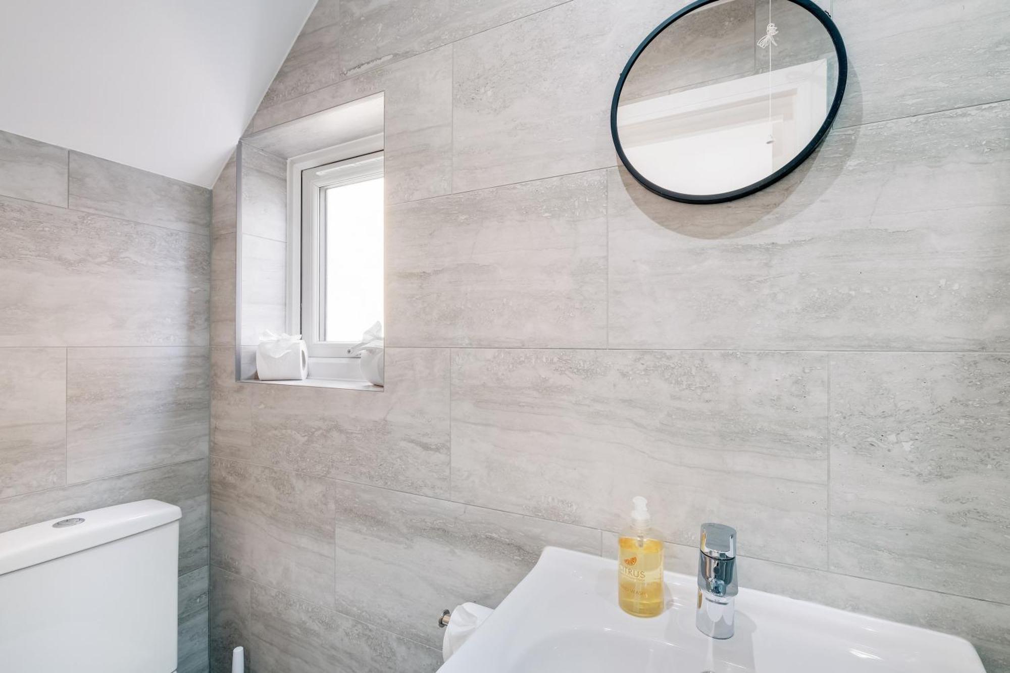 Chaucer Avenue 6 Bedroom & 3 Bathroom With Parking Holiday home