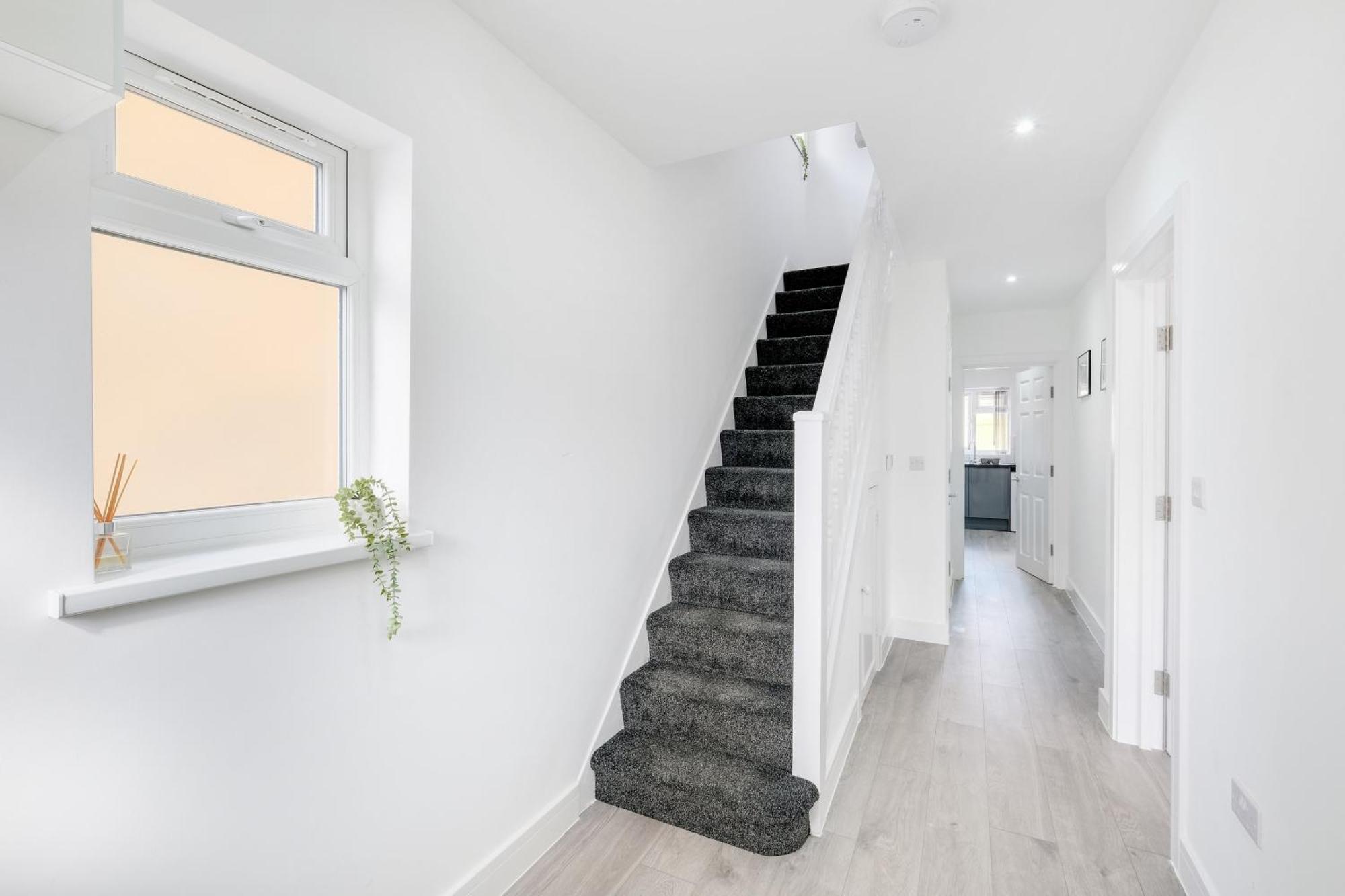 Chaucer Avenue 6 Bedroom & 3 Bathroom With Parking Holiday home *