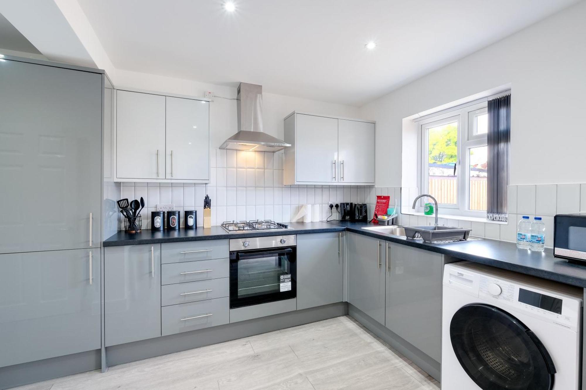 Chaucer Avenue 6 Bedroom & 3 Bathroom With Parking