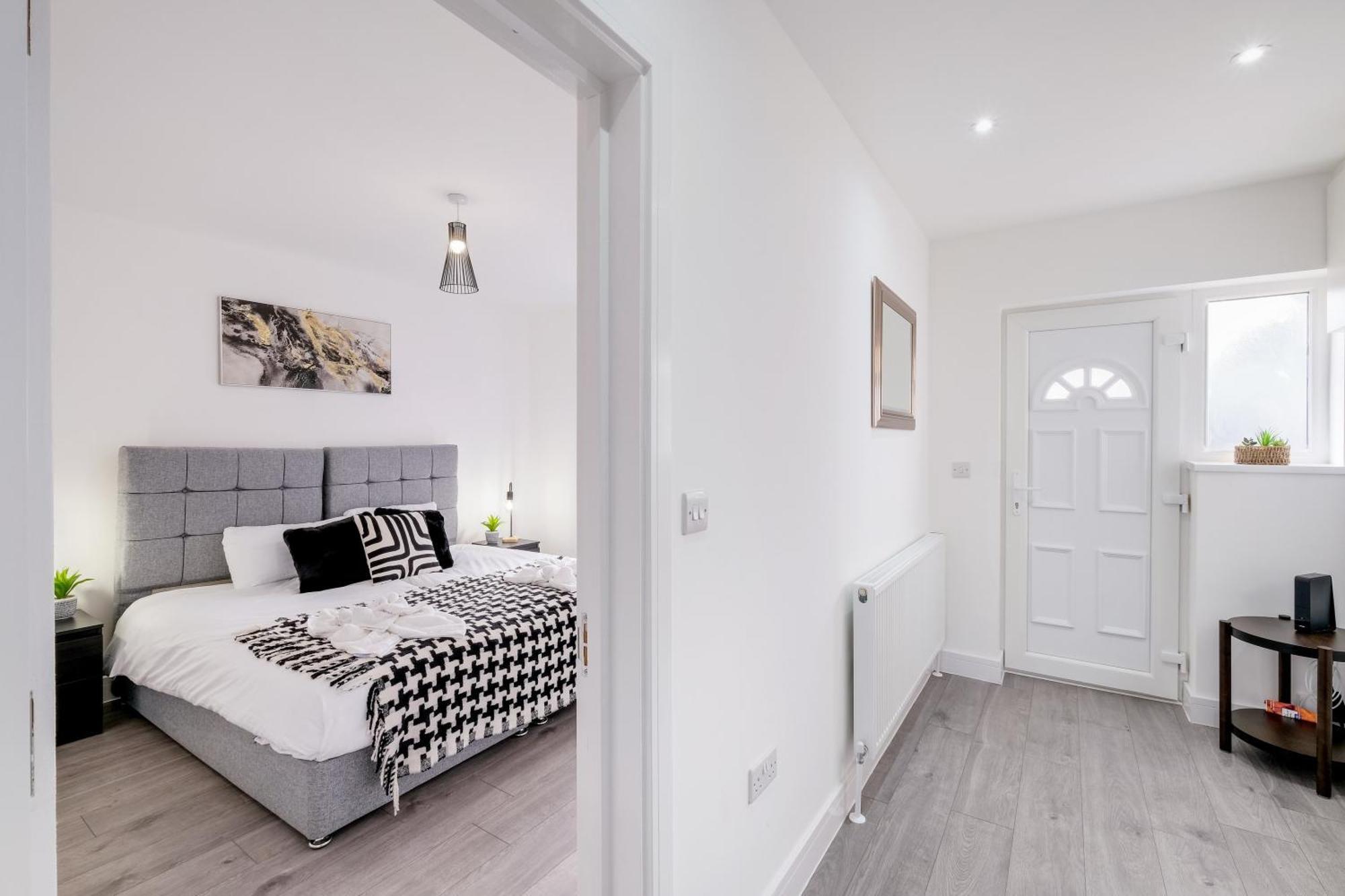 Chaucer Avenue 6 Bedroom & 3 Bathroom With Parking Holiday home *