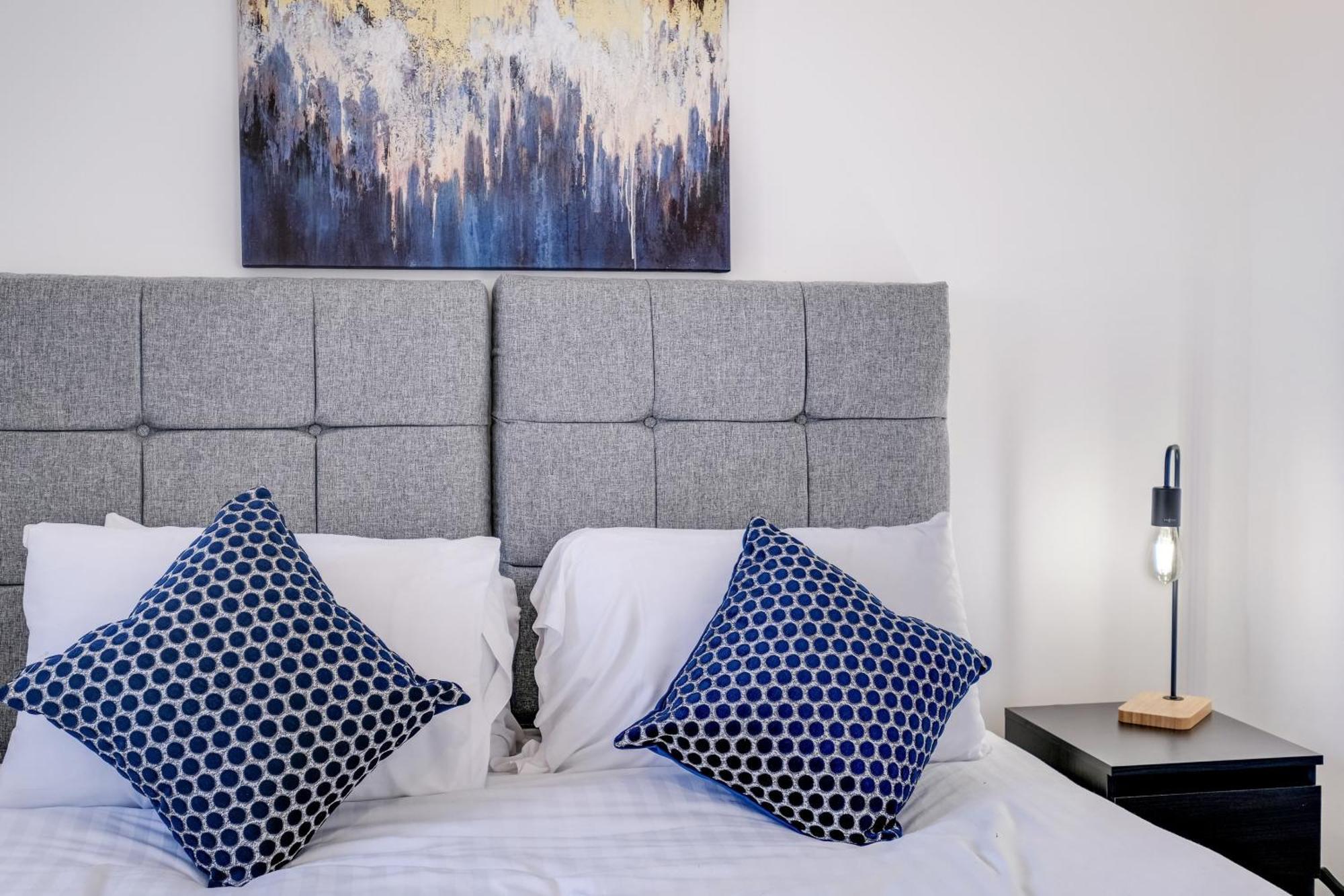 Chaucer Avenue 6 Bedroom & 3 Bathroom With Parking Holiday home Hounslow