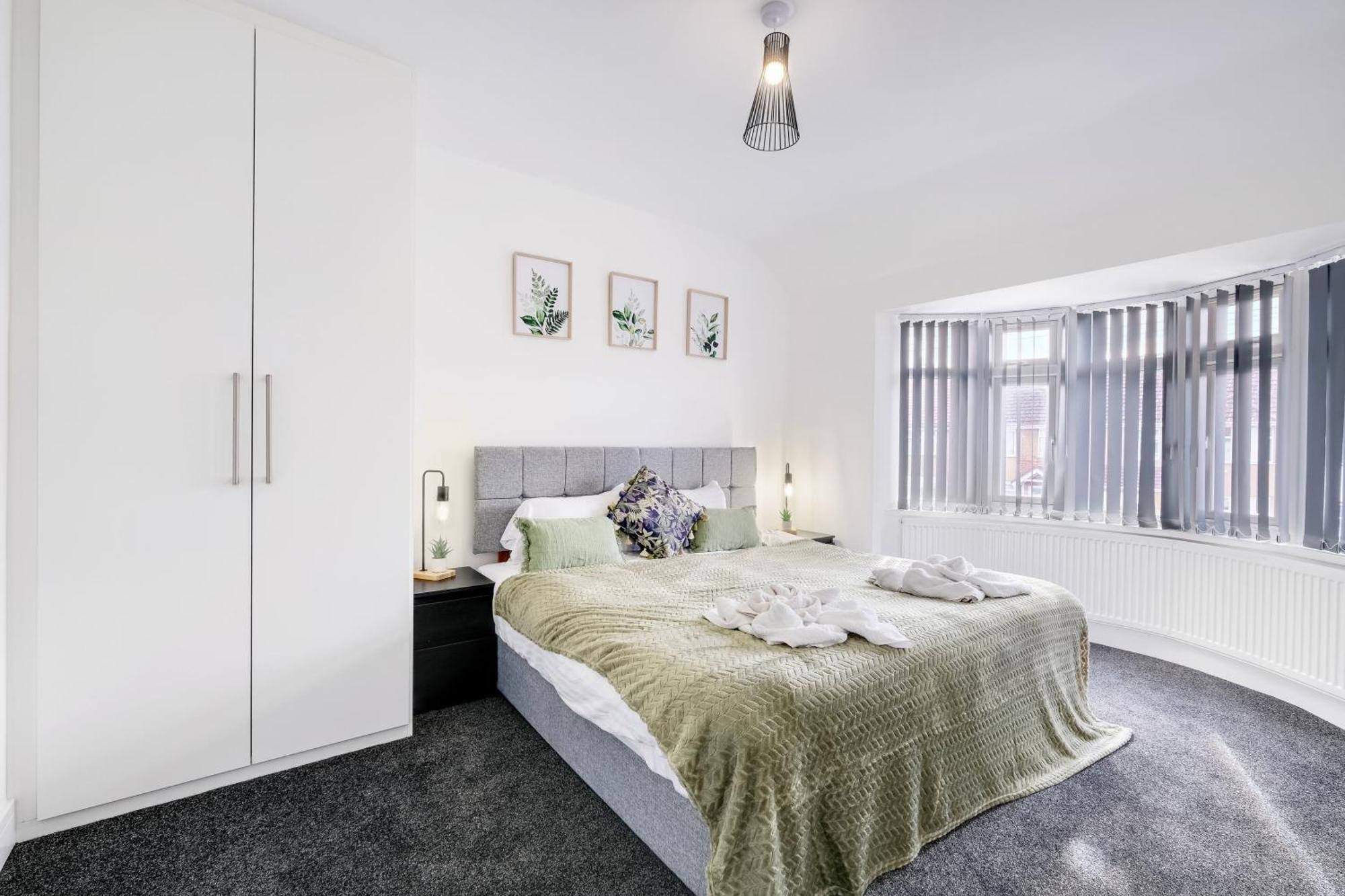 Chaucer Avenue 6 Bedroom & 3 Bathroom With Parking Hounslow