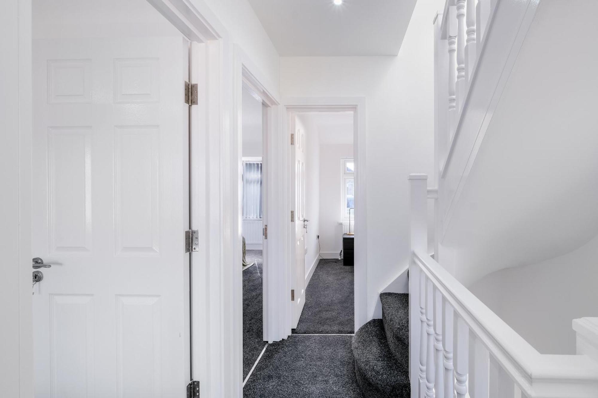 Chaucer Avenue 6 Bedroom & 3 Bathroom With Parking Holiday home *