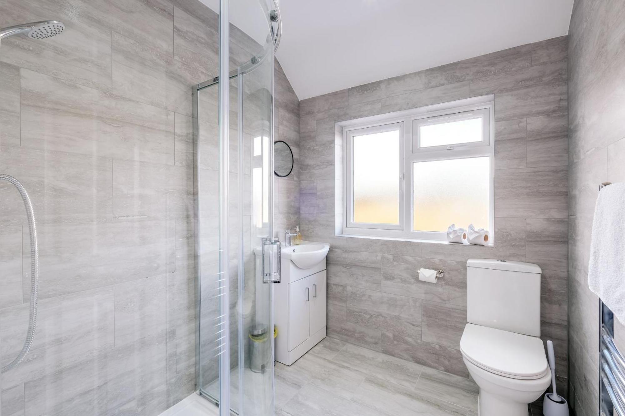 Holiday home Chaucer Avenue 6 Bedroom & 3 Bathroom With Parking *