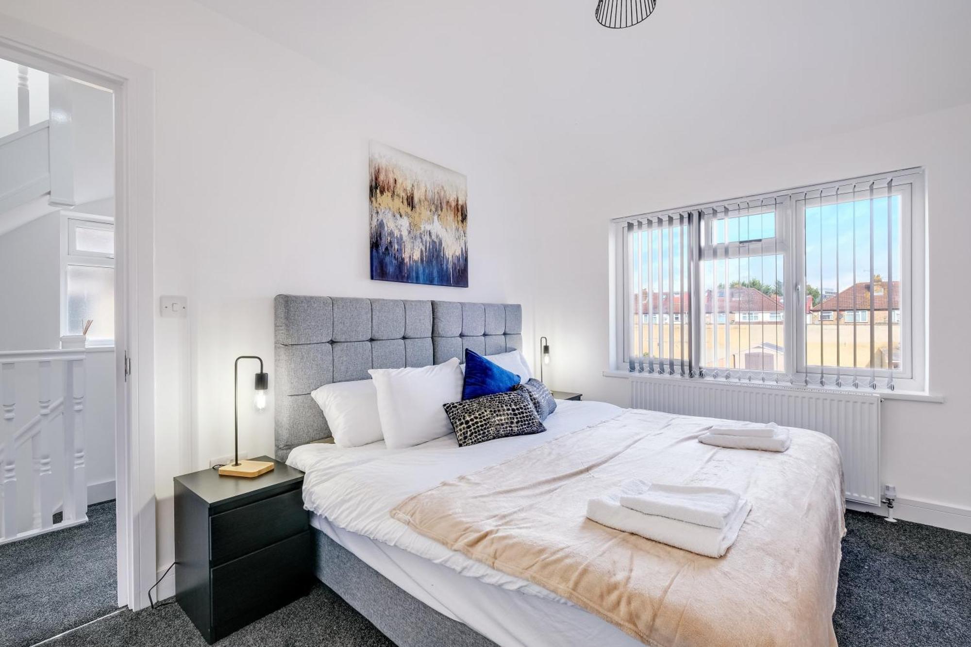 Chaucer Avenue 6 Bedroom & 3 Bathroom With Parking Holiday home Hounslow