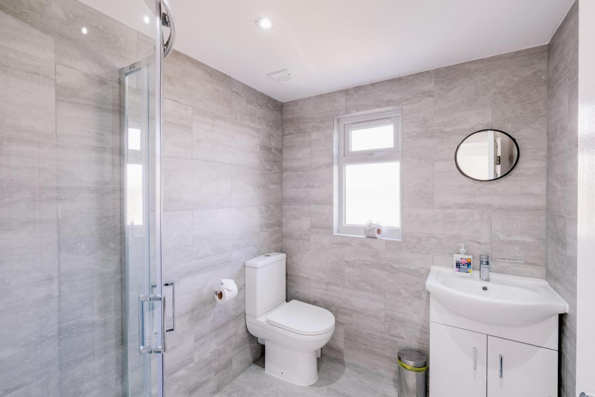 Chaucer Avenue 6 Bedroom & 3 Bathroom With Parking * Hounslow