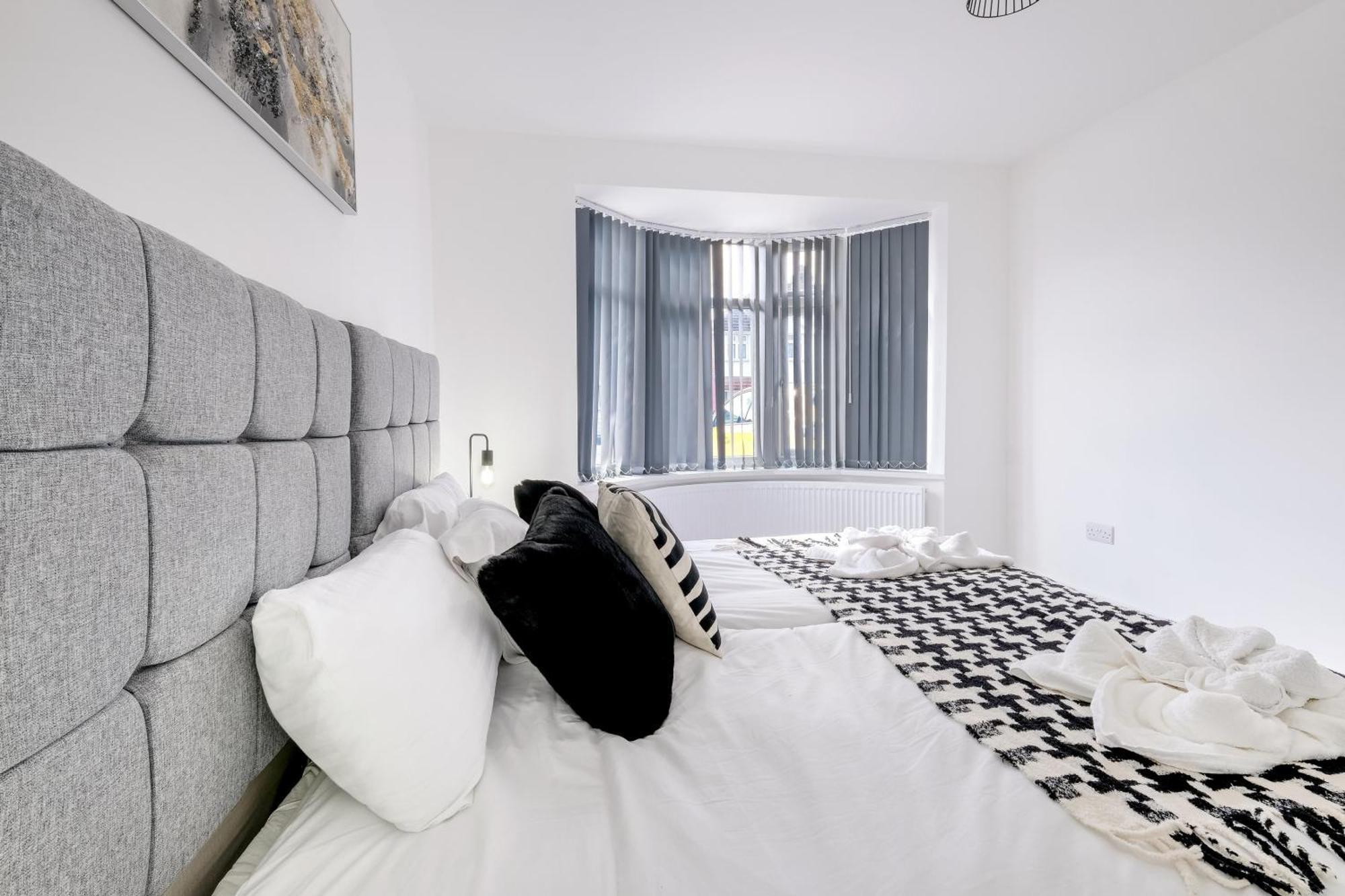Chaucer Avenue 6 Bedroom & 3 Bathroom With Parking Holiday home