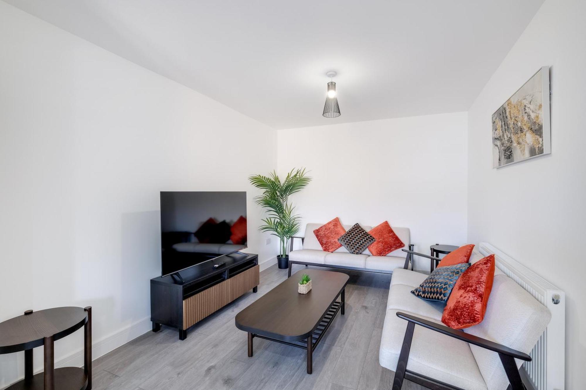 Holiday home Chaucer Avenue 6 Bedroom & 3 Bathroom With Parking *