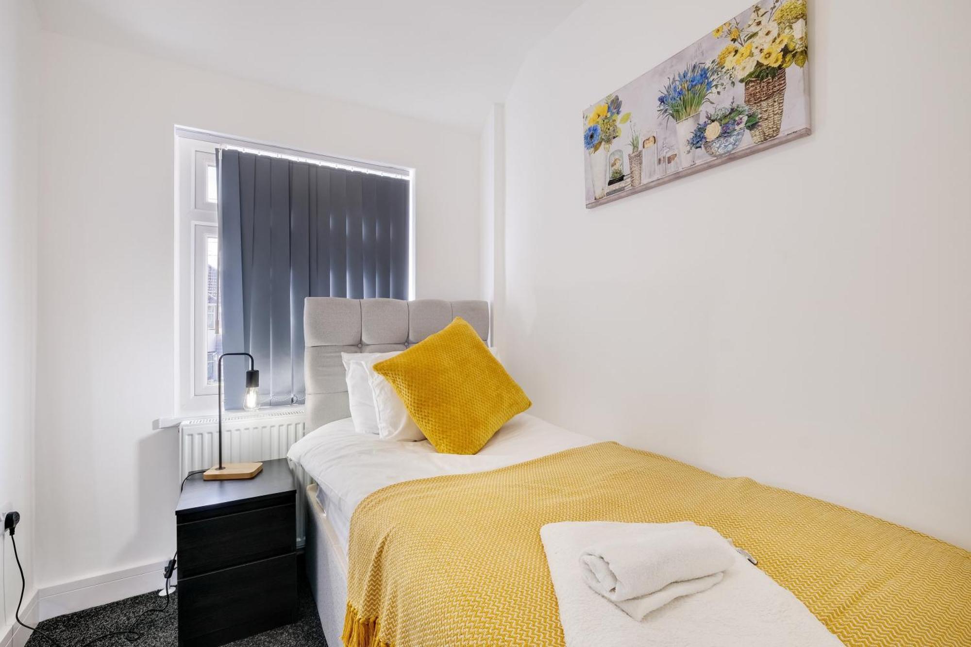 Chaucer Avenue 6 Bedroom & 3 Bathroom With Parking Holiday home Hounslow