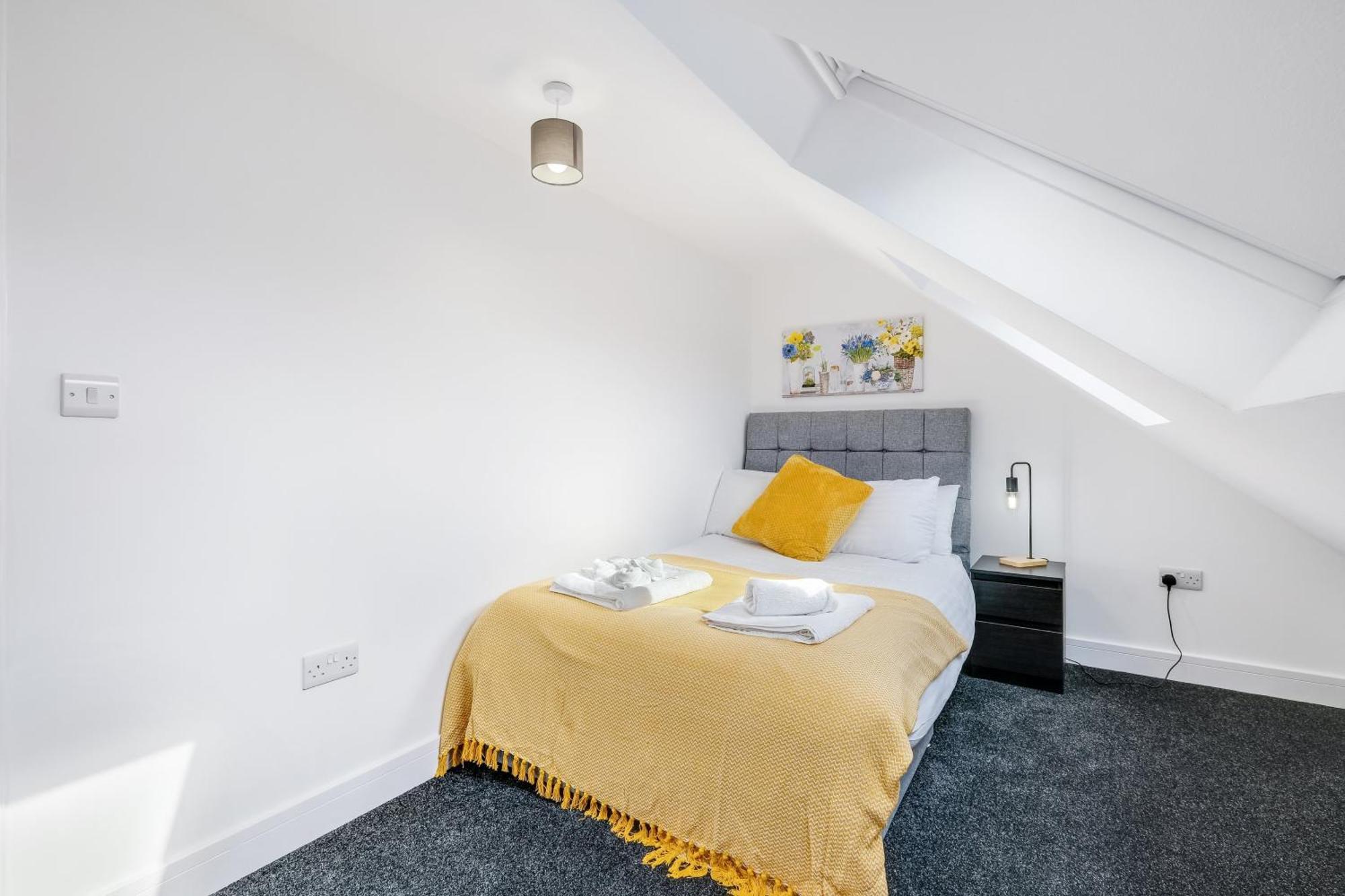 Chaucer Avenue 6 Bedroom & 3 Bathroom With Parking Hounslow