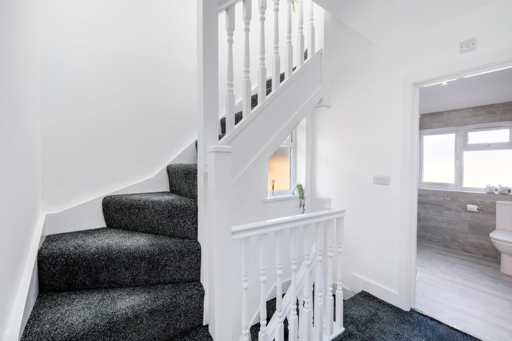 Chaucer Avenue 6 Bedroom & 3 Bathroom With Parking Hounslow