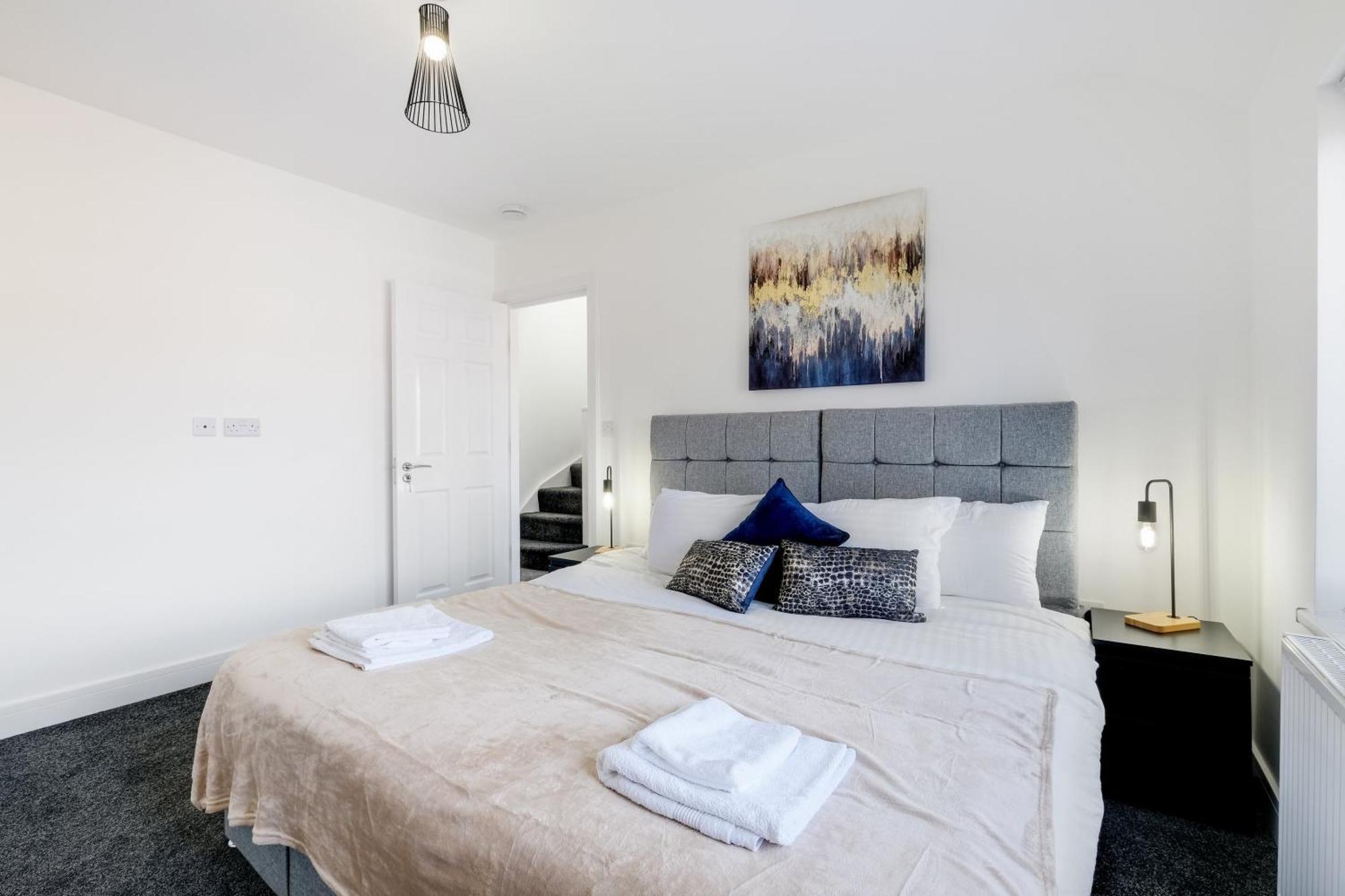 Chaucer Avenue 6 Bedroom & 3 Bathroom With Parking * Hounslow