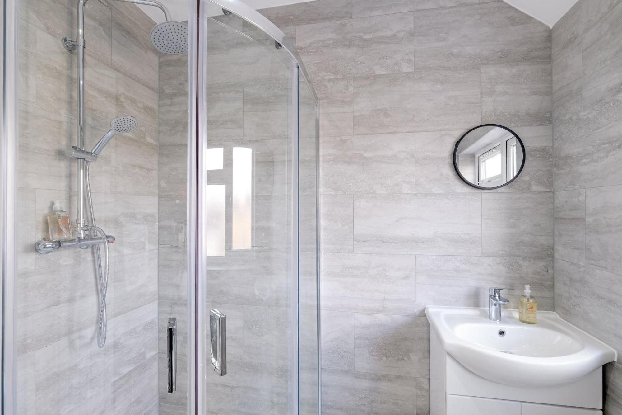 Chaucer Avenue 6 Bedroom & 3 Bathroom With Parking Hounslow