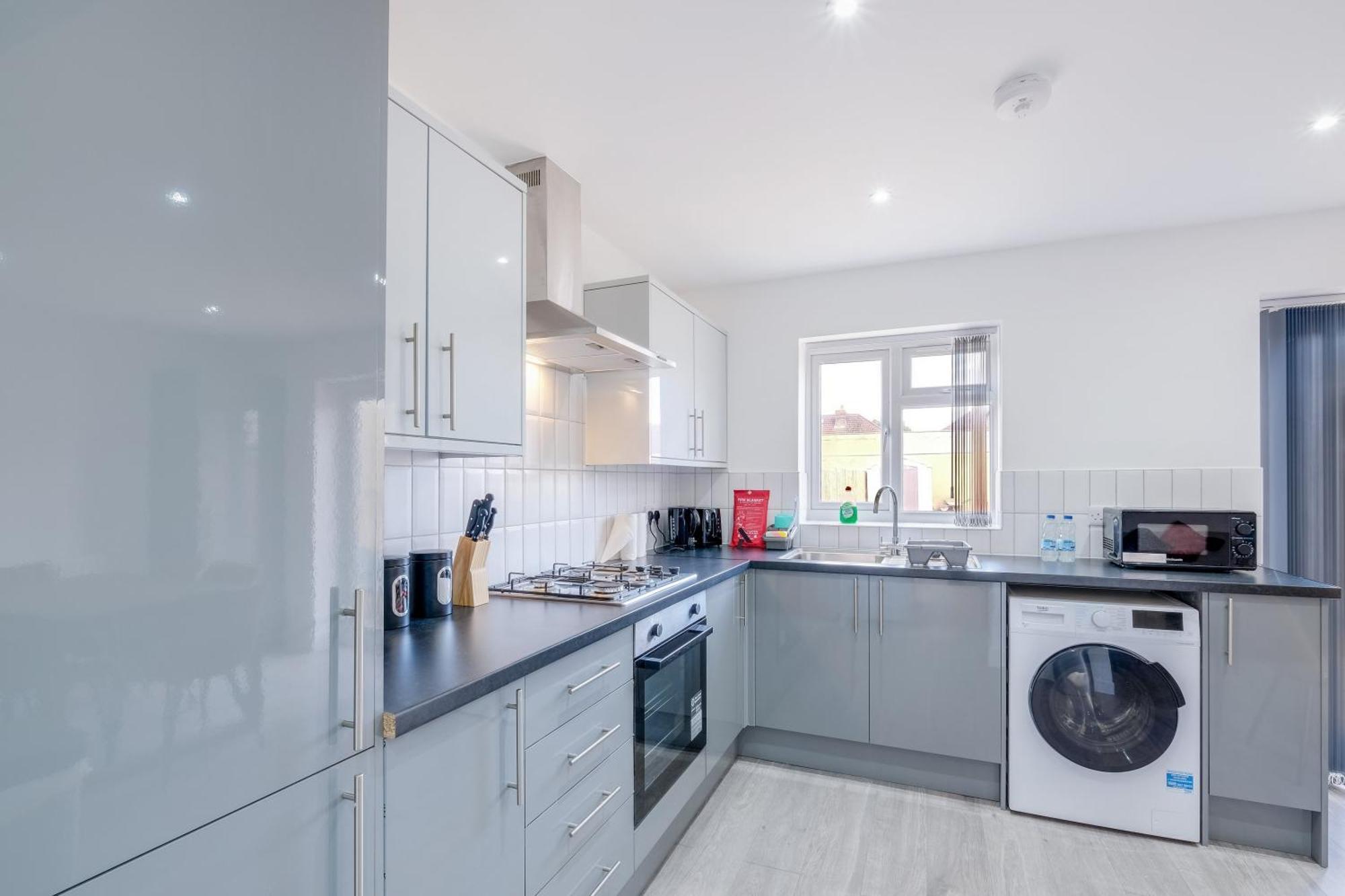 Chaucer Avenue 6 Bedroom & 3 Bathroom With Parking Holiday home