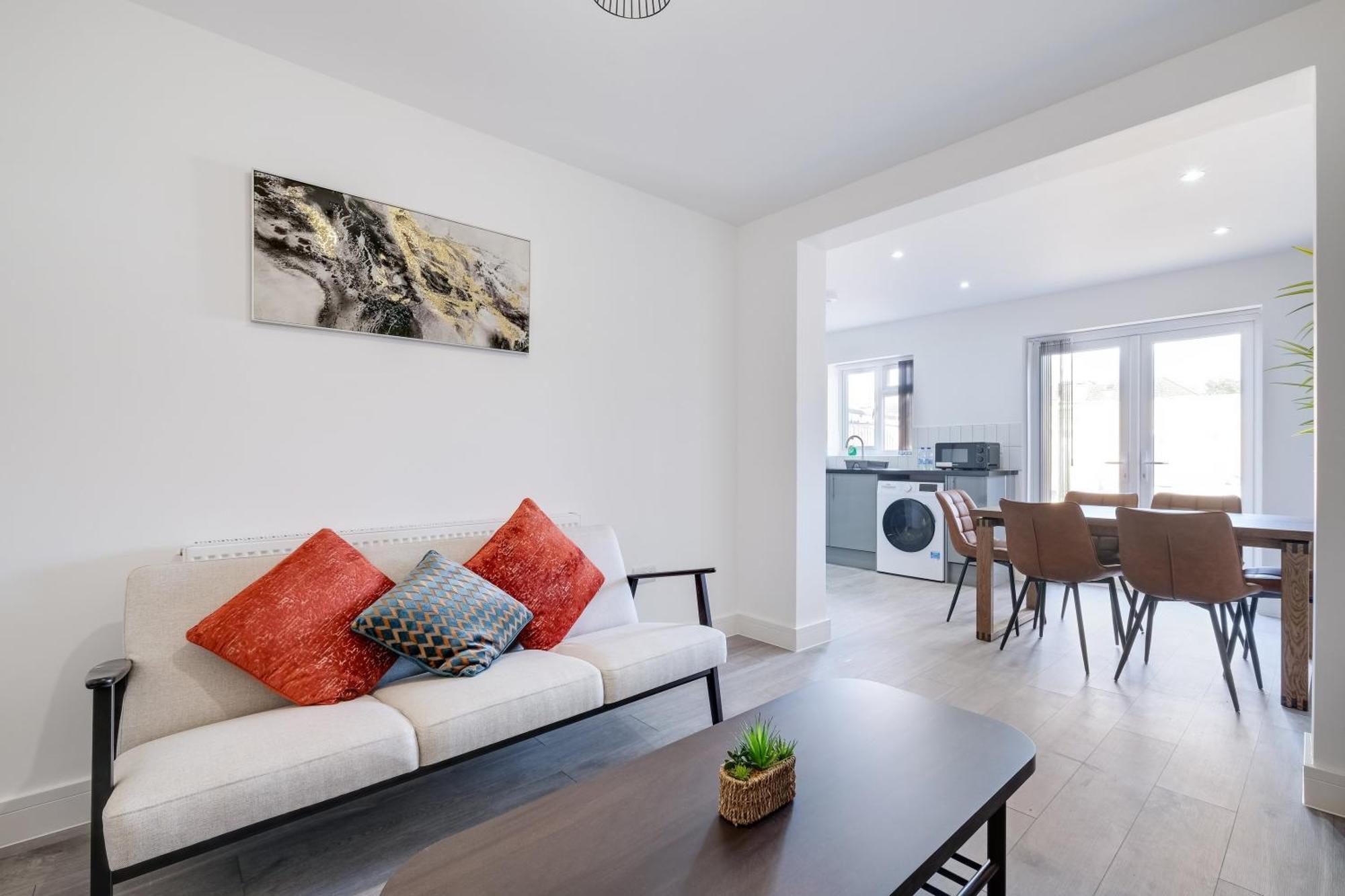 Chaucer Avenue 6 Bedroom & 3 Bathroom With Parking *