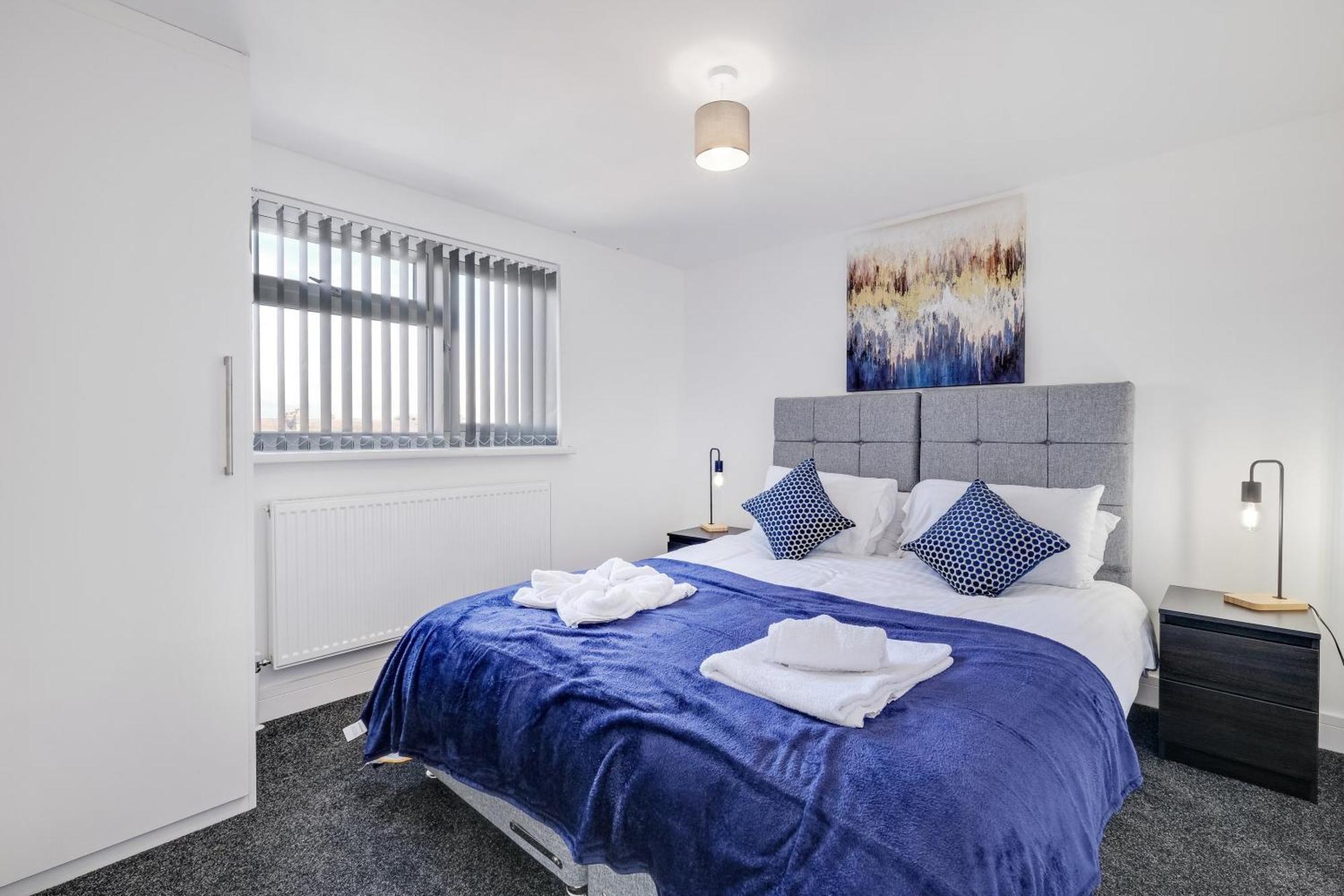 Chaucer Avenue 6 Bedroom & 3 Bathroom With Parking Hounslow