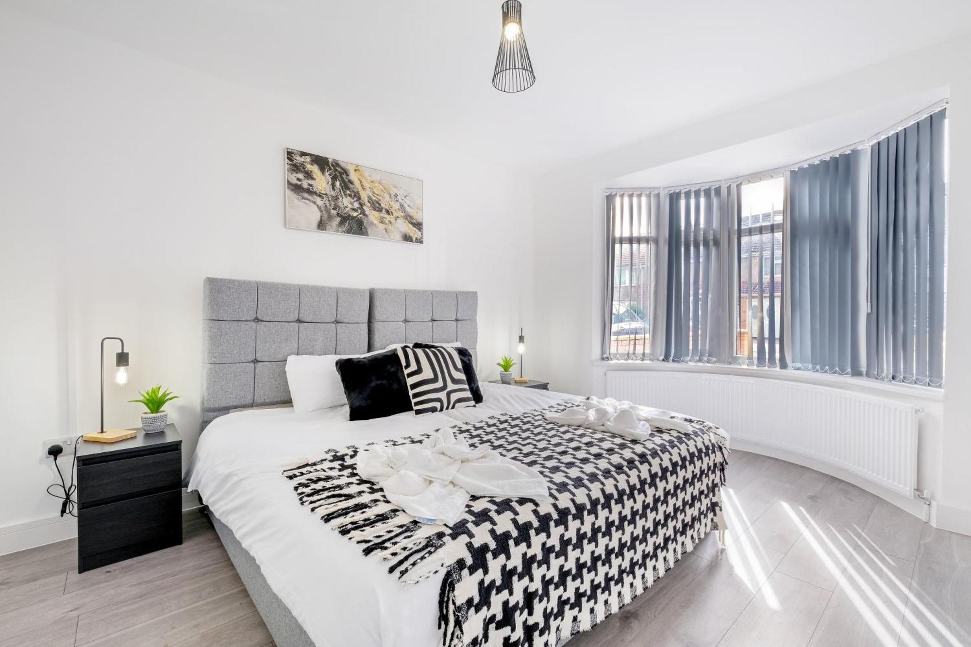 Chaucer Avenue 6 Bedroom & 3 Bathroom With Parking *