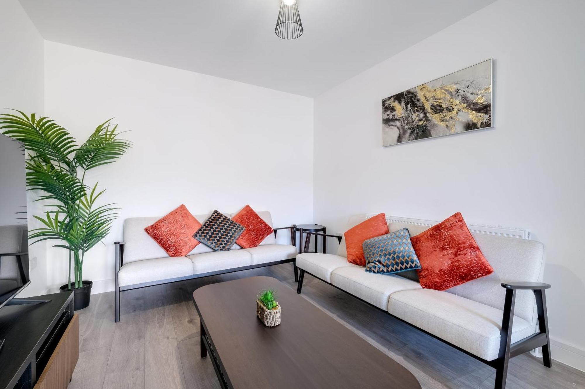 Chaucer Avenue 6 Bedroom & 3 Bathroom With Parking Holiday home